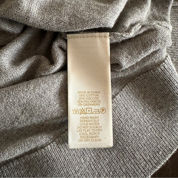 Kate Spade XS Gray Crew Neck Pull Over Sweater with Bow Detail at the Neck 🤍 - Picture 4 of 5